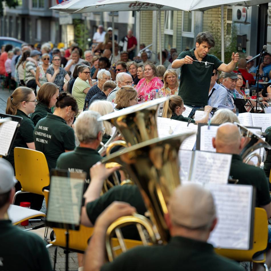 Bayer-Blasorchester-Konzert in Leverkusen: Musikalisches Freiluftvergnügen in Wiesdorf