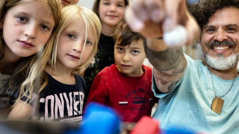 Kunstschule Monheim: Wie Grundschüler aus einfachen Holzstücken fliegende Autos bauen