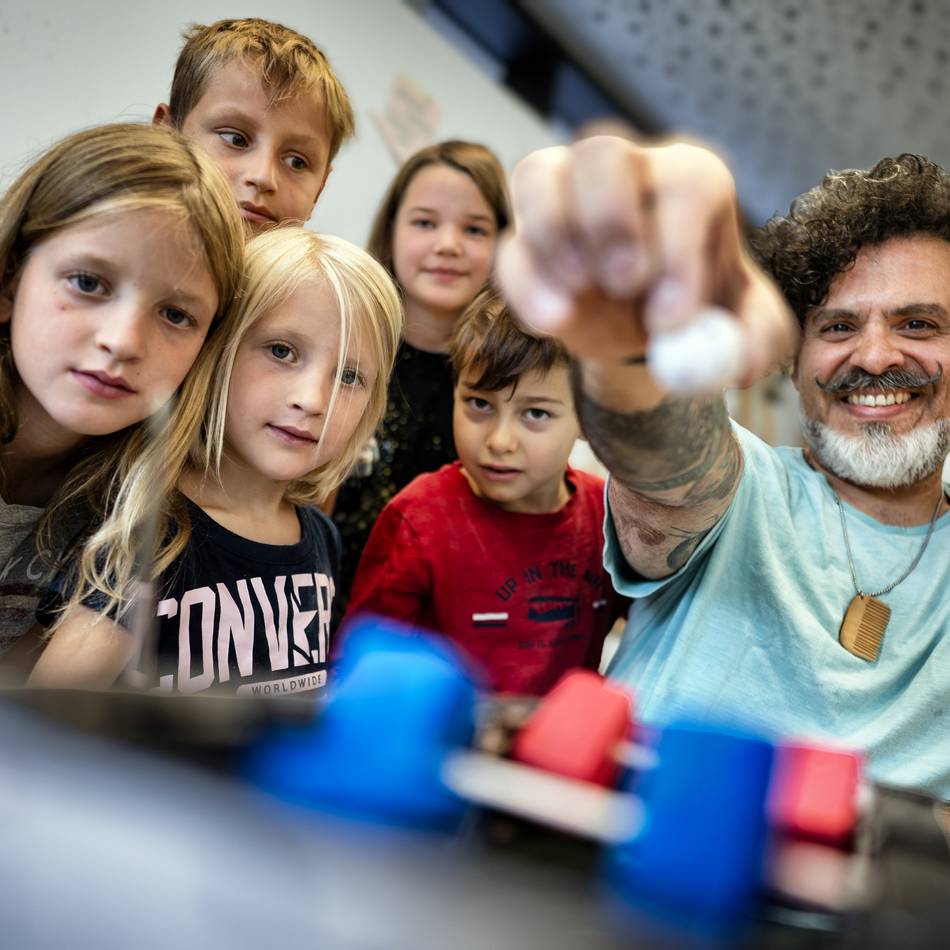 Kunstschule Monheim: Wie Grundschüler aus einfachen Holzstücken fliegende Autos bauen