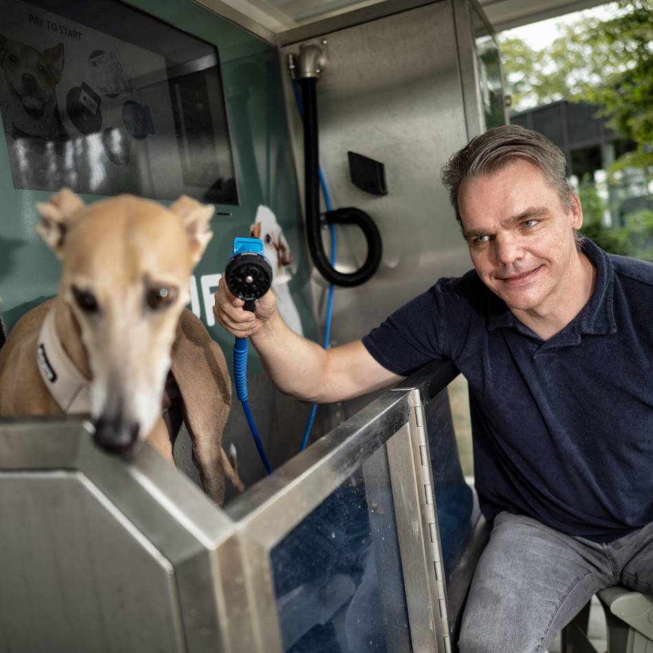 Gegen Schmutz nach dem Gassi gehen: Erste Hunde-Waschanlage in Monheim zieht Neugierige an