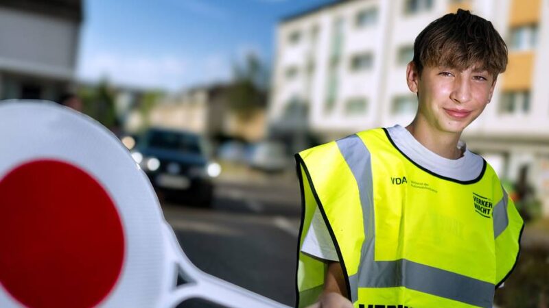 Schülerlotsen der Peter-Ustinov-Gesamtschule: Wie Monheimer Jugendliche jeden Morgen den Verkehr bändigen