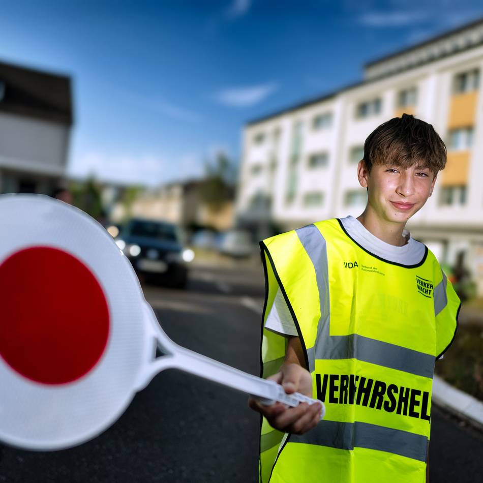 Schülerlotsen der Peter-Ustinov-Gesamtschule: Wie Monheimer Jugendliche jeden Morgen den Verkehr bändigen