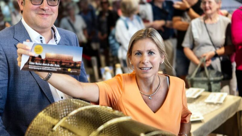 Grand Opening der Kulturraffinerie: Großer Andrang beim Start der Ticket-Verlosung in Monheim Mitte