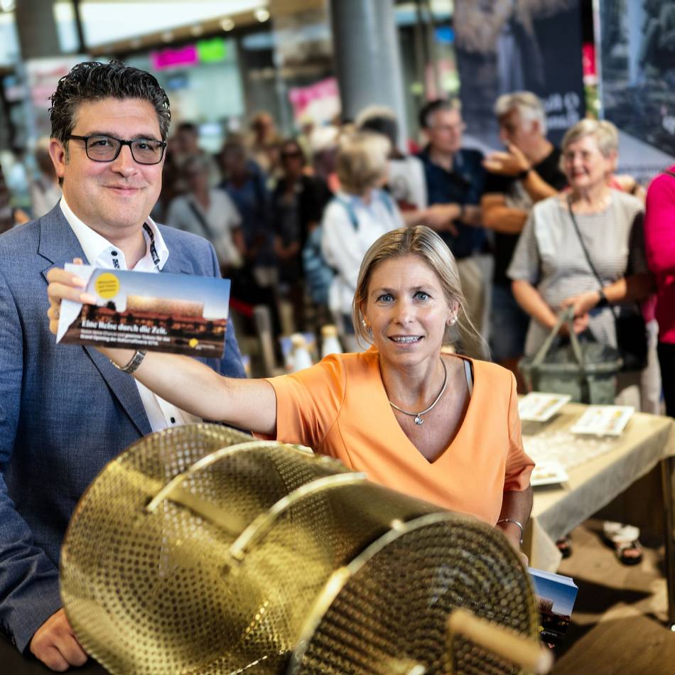 Grand Opening der Kulturraffinerie: Großer Andrang beim Start der Ticket-Verlosung in Monheim Mitte
