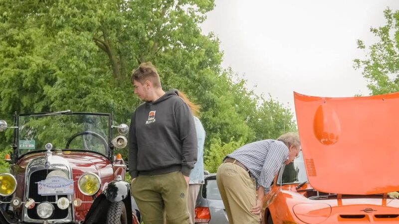 Automobil-Klassiker in Bedburg-Hau: 200 historische Fahrzeuge glänzen beim Oldtimer-Treff in Hau