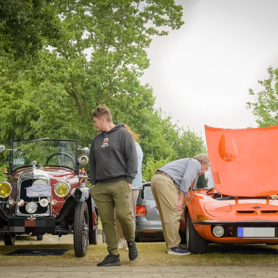 Automobil-Klassiker in Bedburg-Hau: 200 historische Fahrzeuge glänzen beim Oldtimer-Treff in Hau