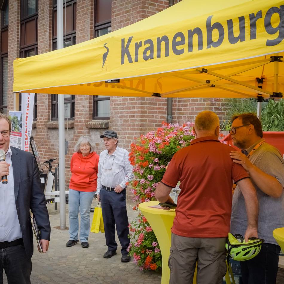 Gast beim Radfestival in Kranenburg: Problem Niersexpress – was Minister Krischer den Pendlern verspricht