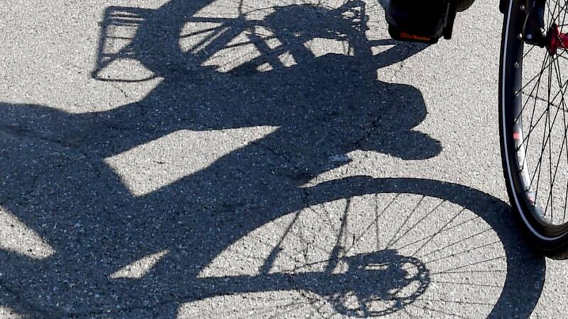 Unfall in Bedburg-Hau: Pedelec-Fahrerin stürzt schwer – Lenker verhaken sich