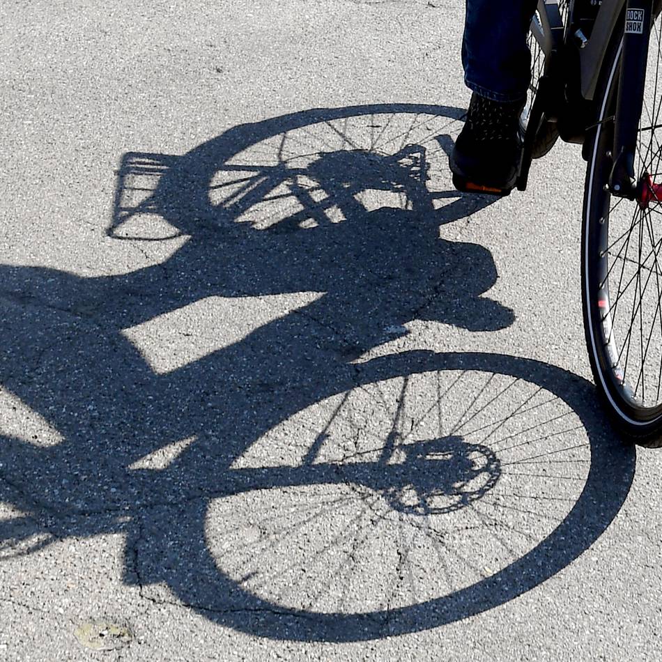 Unfall in Bedburg-Hau: Pedelec-Fahrerin stürzt schwer – Lenker verhaken sich