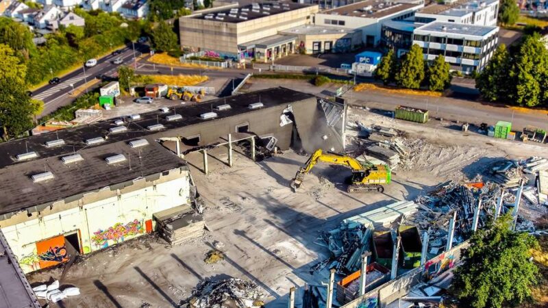 Quartier in Langenfeld: Bagger beginnen mit dem Abriss auf dem Ara-Gelände