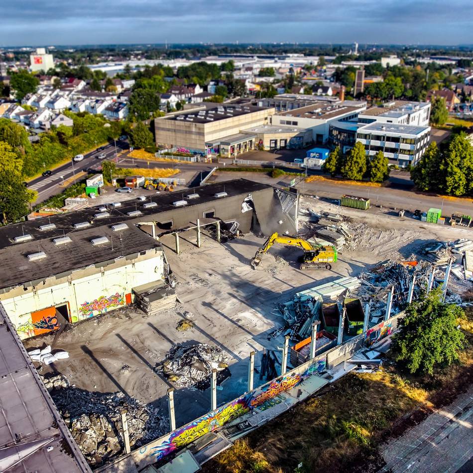 Quartier in Langenfeld: Bagger beginnen mit dem Abriss auf dem Ara-Gelände