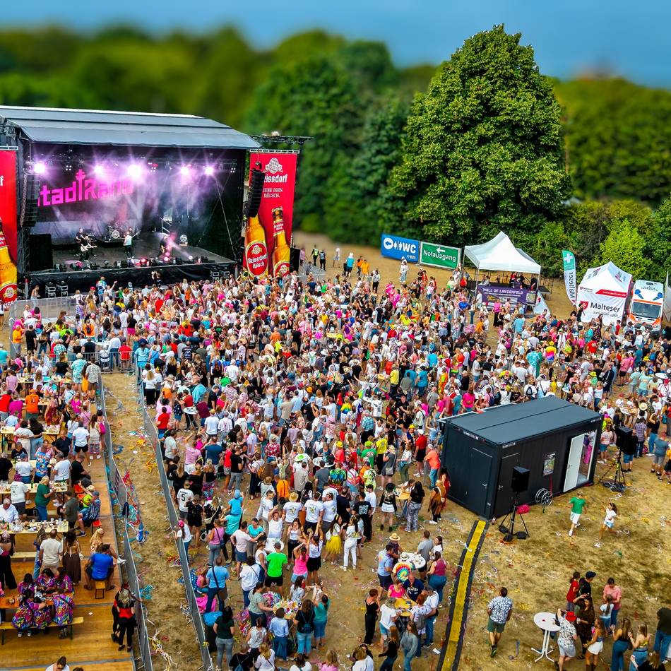 „Bütz & Beats“ in Langenfeld: 3000 Besucher feiern ausgelassenes Sommer-Karnevals-Festival