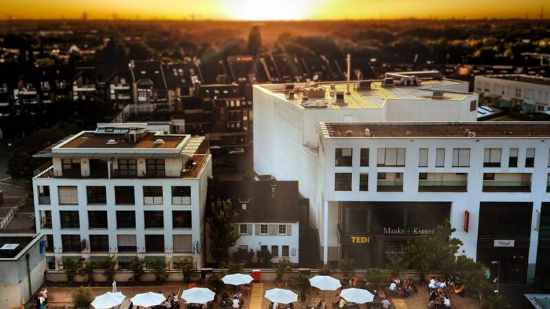 Sass am Markt in Langenfeld: Cocktails und Currywurst – Rooftop-Bar öffnet auf Parkdeck