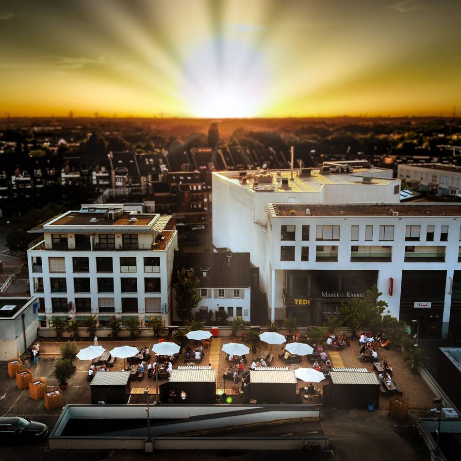 Sass am Markt in Langenfeld: Cocktails und Currywurst – Rooftop-Bar öffnet auf Parkdeck