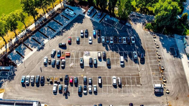 Monheim: Runderneuerter Parkplatz am Rheinbogen eröffnet