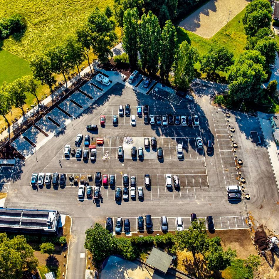 Monheim: Runderneuerter Parkplatz am Rheinbogen eröffnet
