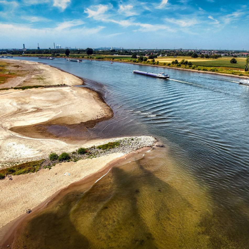 Mann ertrinkt am Monheimer Rheinufer: Riesenstrudel zwischen den Buhnen – warum der Rhein so tödlich ist