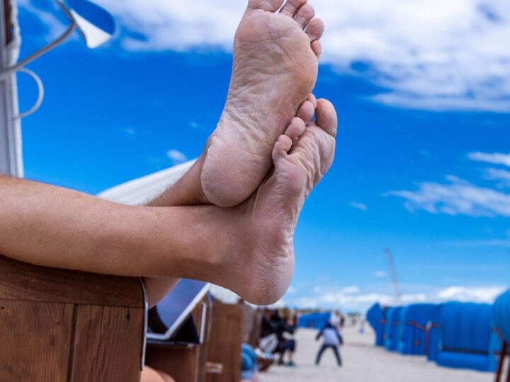 Hildener Experte warnt vor Thrombose-Risiko: Geschwollene Beine in der Hitze – wann wird es gefährlich?