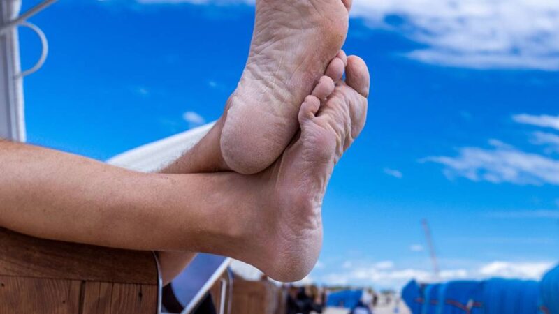 Hildener Experte warnt vor Thrombose-Risiko: Geschwollene Beine in der Hitze – wann wird es gefährlich?