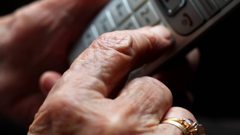 Ungewöhnlicher Vorfall in Radevormwald: Unbekannter meldet sich an – Seniorin zieht Polizei hinzu