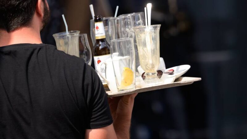 „Bewerber versprechen sich bessere Zukunft“: Wie ein Gastronom junge Bosnier für den Einsatz in deutschen Restaurants fit macht