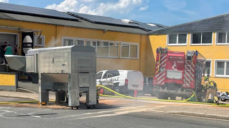 Fünf Einsätze in Hückeswagen an zwei Tagen: Feuerwehr löscht Schwelbrand und illegales Lagerfeuer