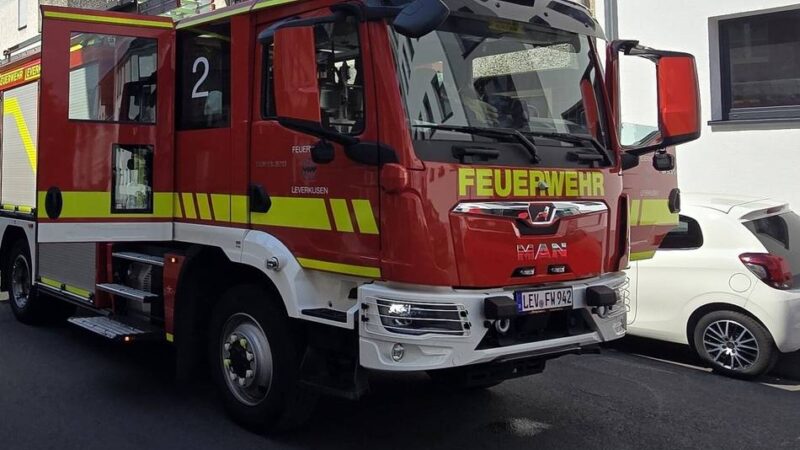 Einsatz in Leverkusen: Feuerwehr rettet Mann aus Brandwohnung