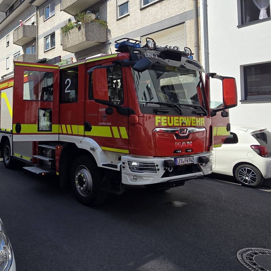 Einsatz in Leverkusen: Feuerwehr rettet Mann aus Brandwohnung