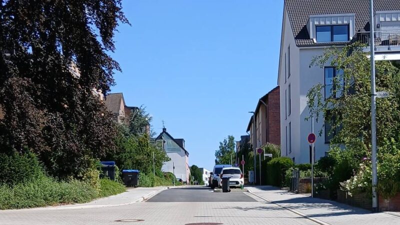 Stadtbild in Düsseldorf: Straßenerneuerung Am Strasserfeld in Unterbach ist abgeschlossen