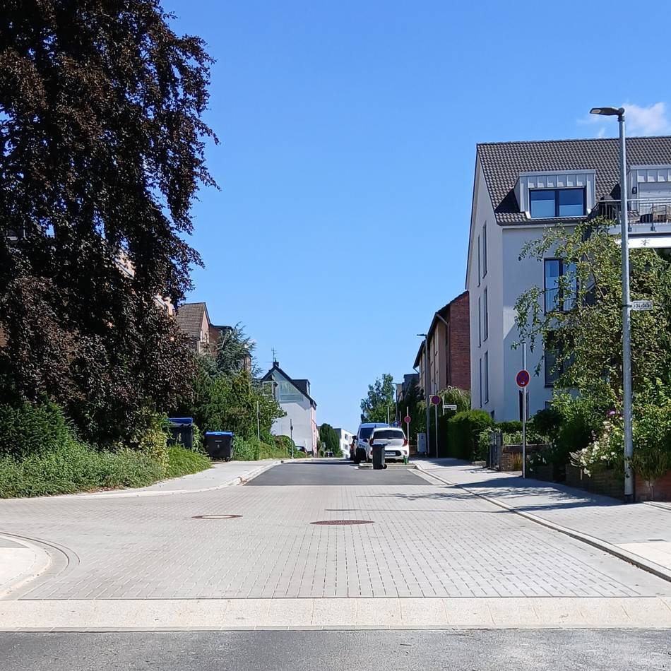 Stadtbild in Düsseldorf: Straßenerneuerung Am Strasserfeld in Unterbach ist abgeschlossen