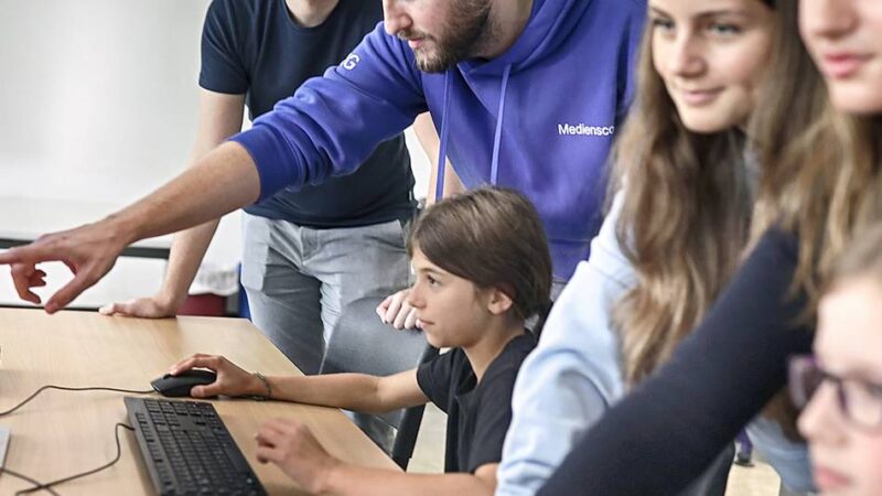 Medienkonpetenz in NRW-Schulen: Mettmanner Gymnasium für Medienscouts ausgezeichnet