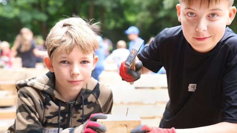 Ferienangebot in Mettmann: Großer Andrang bei der Eröffnung des Bauspielplatzes