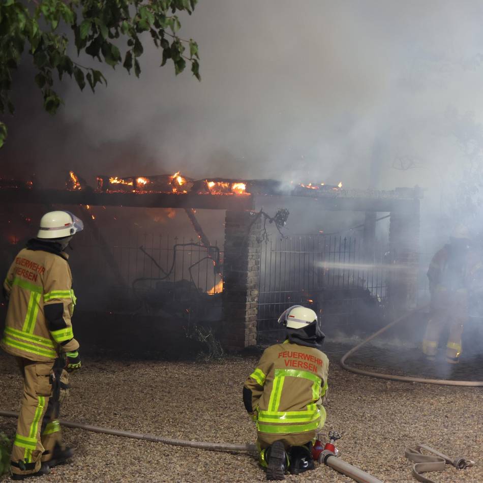 Einsatz von Polizei und Feuerwehr: Auto und Carport in Flammen