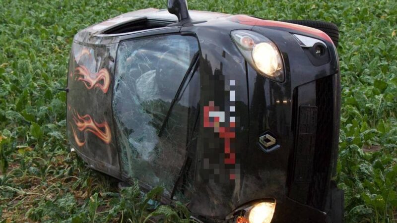 Auto landet im Feld: Zwei Männer in Neersen schwer verletzt