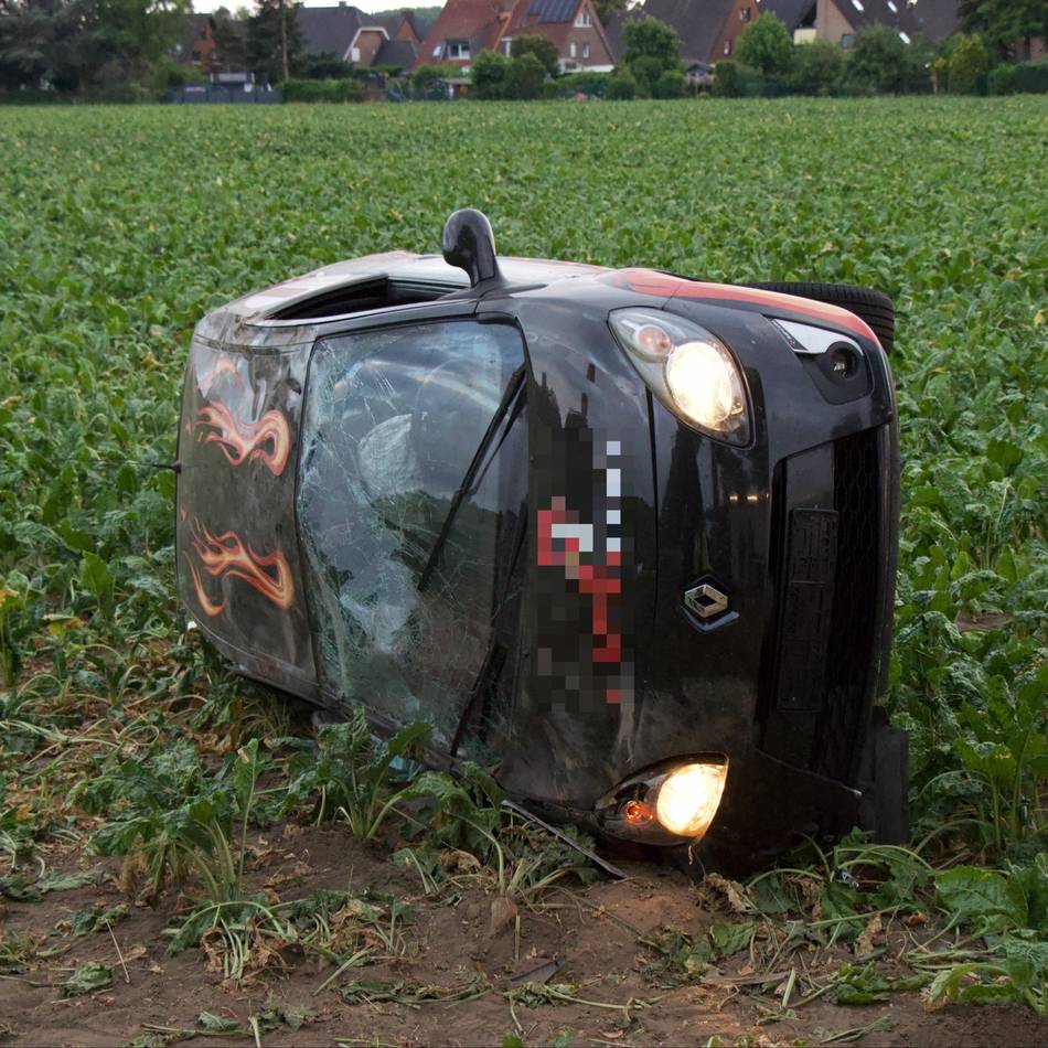Auto landet im Feld: Zwei Männer in Neersen schwer verletzt