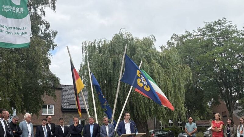Mayors for Peace in Hinsbeck: Flagge für Frieden und gegen Atomwaffen gehisst