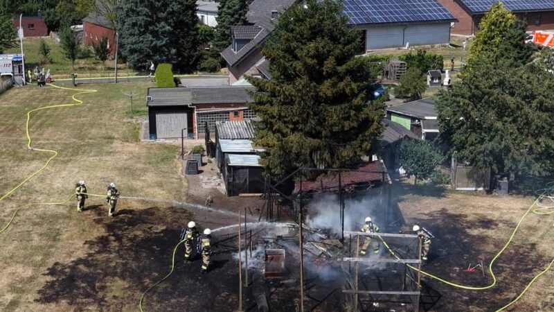 Feuer in Imbiss, Taubenschlag und Hinterhof: Feuerwehr im Dauereinsatz