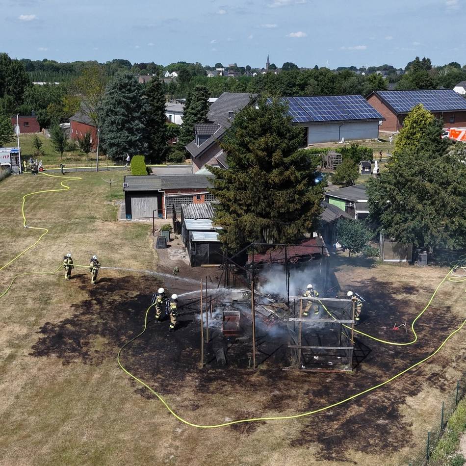 Feuer in Imbiss, Taubenschlag und Hinterhof: Feuerwehr im Dauereinsatz
