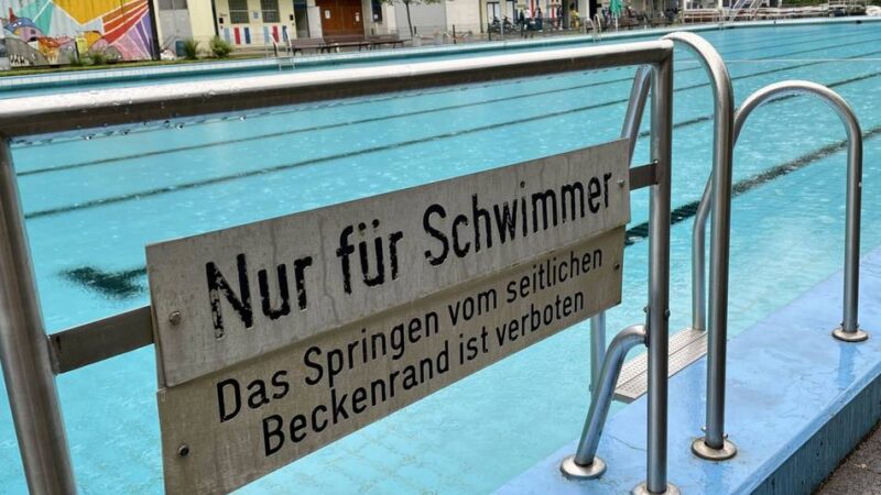Badeunfall im Freibad Dabringhausen: Badegast wird bewusstlos aus dem Becken geborgen und wiederbelebt