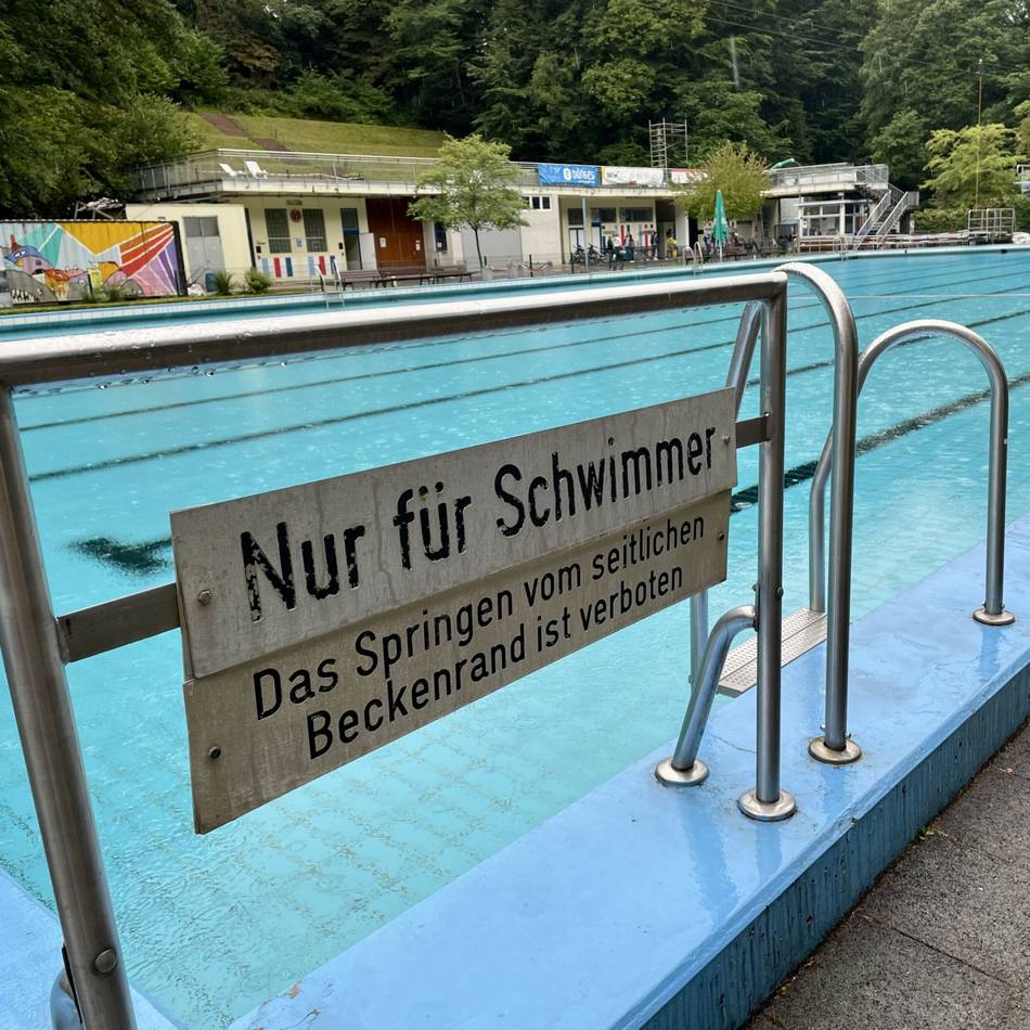 Badeunfall im Freibad Dabringhausen: Badegast wird bewusstlos aus dem Becken geborgen und wiederbelebt