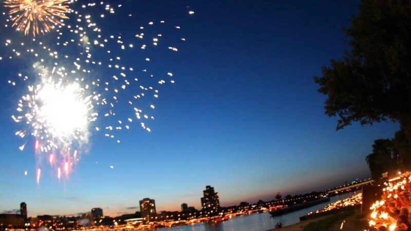 Leverkusener veranstaltet „Kölner Lichter“: Feuerwerk trifft Drohnenshow am Firmament überm Dom