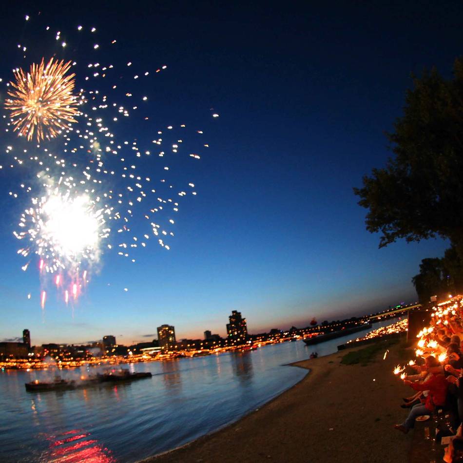 Leverkusener veranstaltet „Kölner Lichter“: Feuerwerk trifft Drohnenshow am Firmament überm Dom