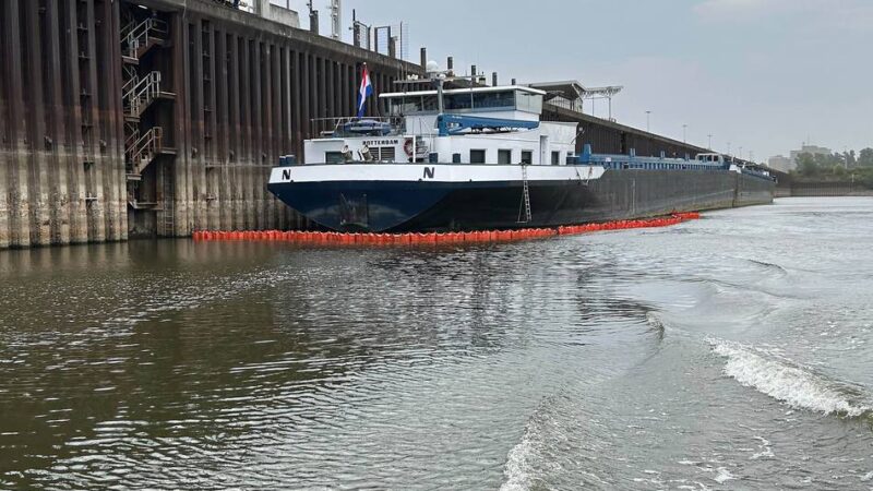 Ausbreitung gestoppt: Ölaustritt im Neusser Hafen – Feuerwehr im Einsatz