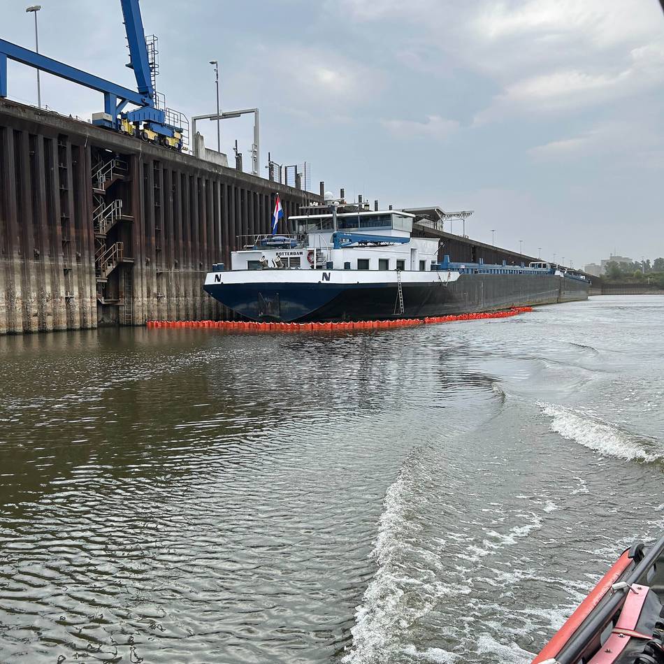 Ausbreitung gestoppt: Ölaustritt im Neusser Hafen – Feuerwehr im Einsatz