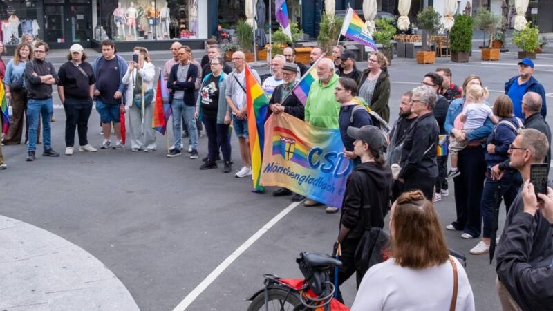 In der Gladbacher Innenstadt: Mahnwache nach Anschlag beim CSD – „Die Trauer darf nicht in Hass übergehen“