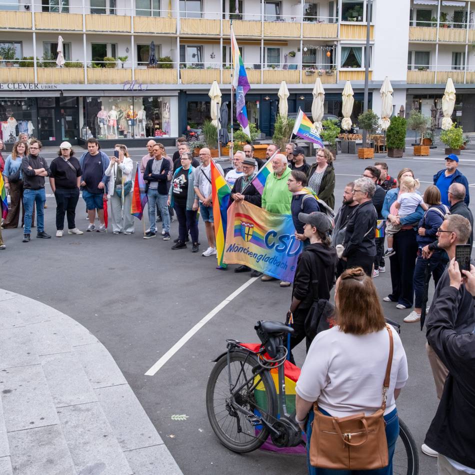 In der Gladbacher Innenstadt: Mahnwache nach Anschlag beim CSD – „Die Trauer darf nicht in Hass übergehen“