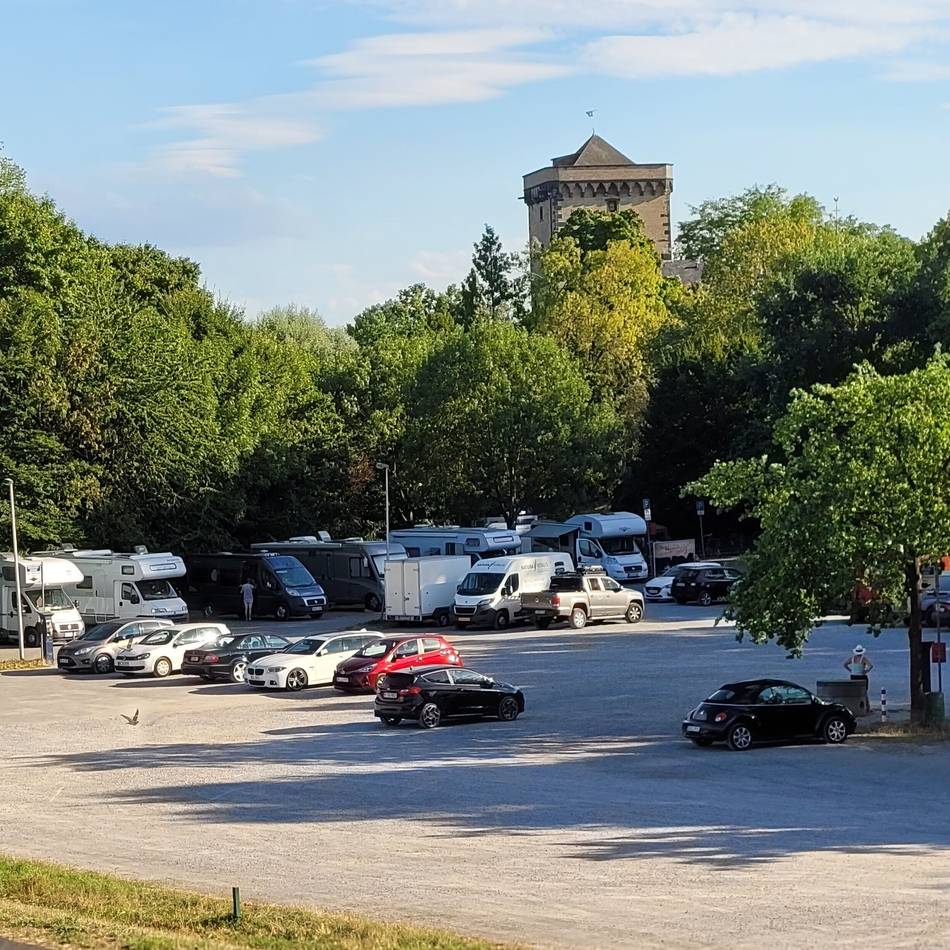 Parkplatz in Zons: „Im Sommer Staubhölle, im Winter Matschhölle“ – Rheintorparkplatz soll saniert werden
