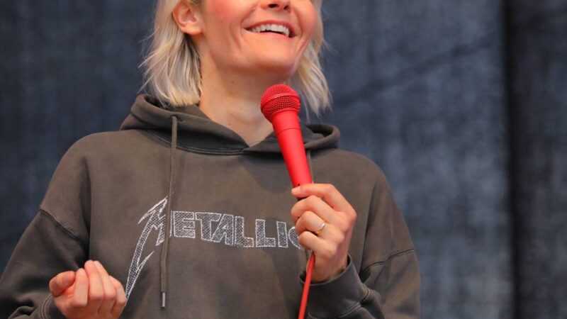 Comedy-Show im Xantener Naturbad: Hazel Brugger begeistert 2500 Fans in Wardt