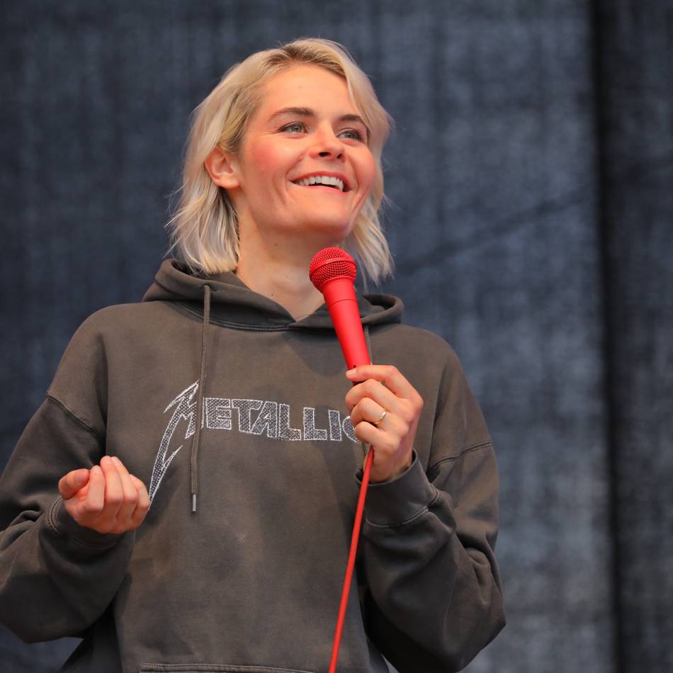 Comedy-Show im Xantener Naturbad: Hazel Brugger begeistert 2500 Fans in Wardt
