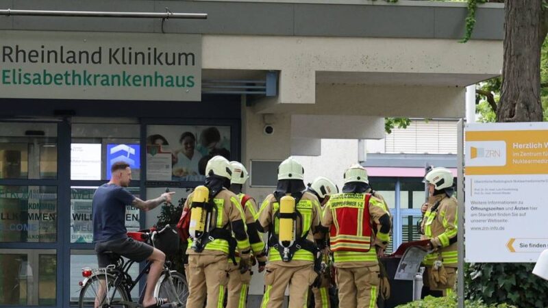 Brand im Außenbereich des Krankenhauses Grevenbroich: Feuer im Krankenhauskeller alarmiert die ganze Stadt